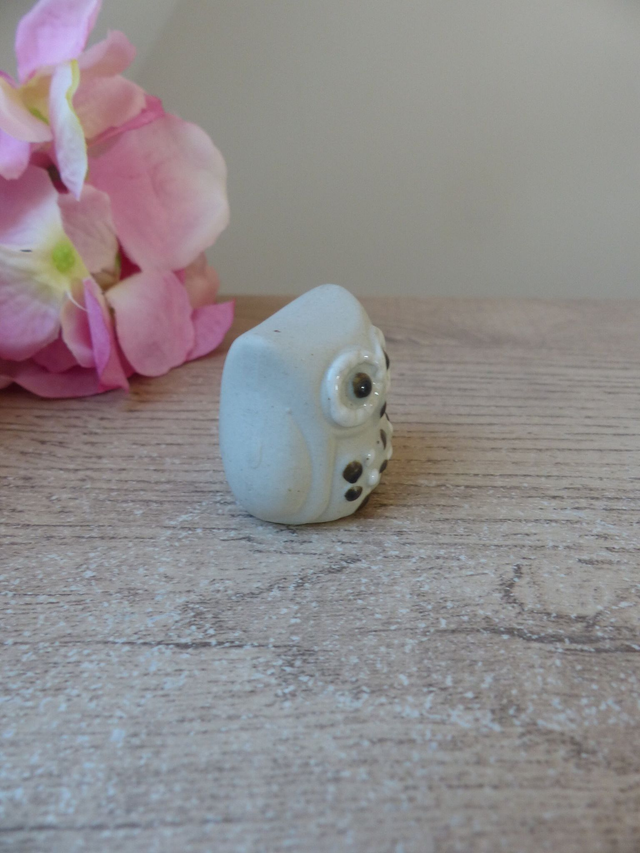 Figurine miniature hibou vintage en grès émaillé fait main, petit hibou porte-bonheur en céramique artisanal peint à la main