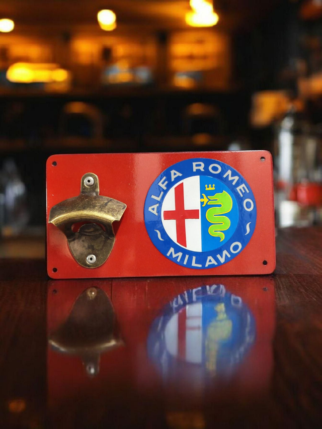 Décapsuleur Mural Alpha Roméo rouge