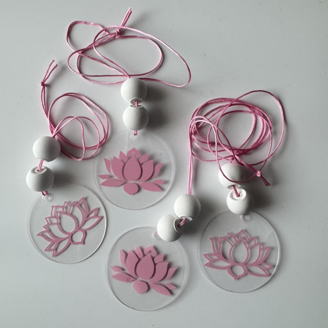 Autodiffusor/Rückspiegelanhänger Lotus – handgemachter Duftanhänger mit Gipsperlen