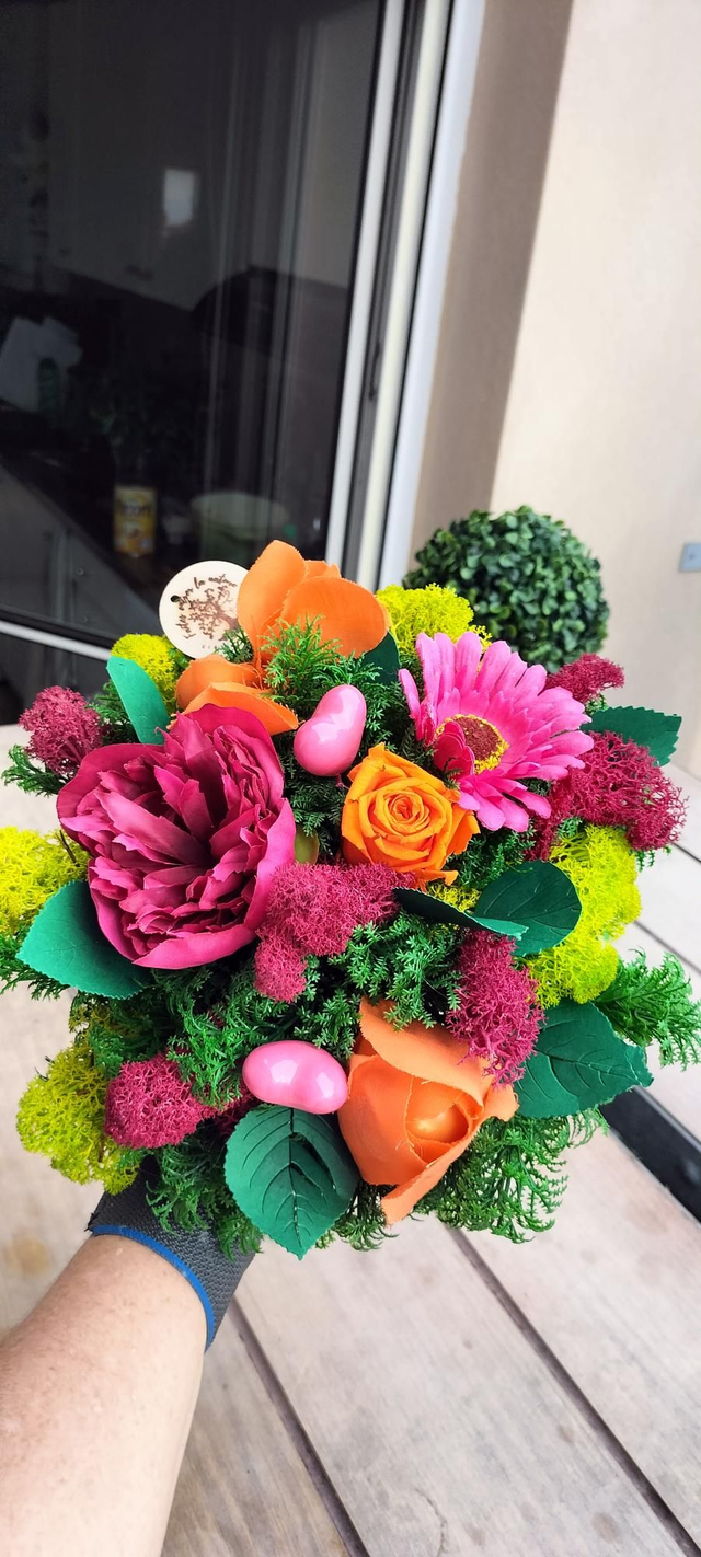 Bouquet rond orange fushia éternel semi naturel mousse d'island ( fleurs feuilles papiers,tergal)
