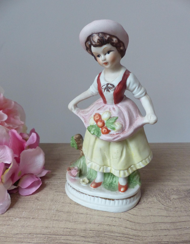 Figurine fille campagne, fermière avec des fruits et légumes, statuette jeune paysanne avec panier cueillette, décoration maison campagne
