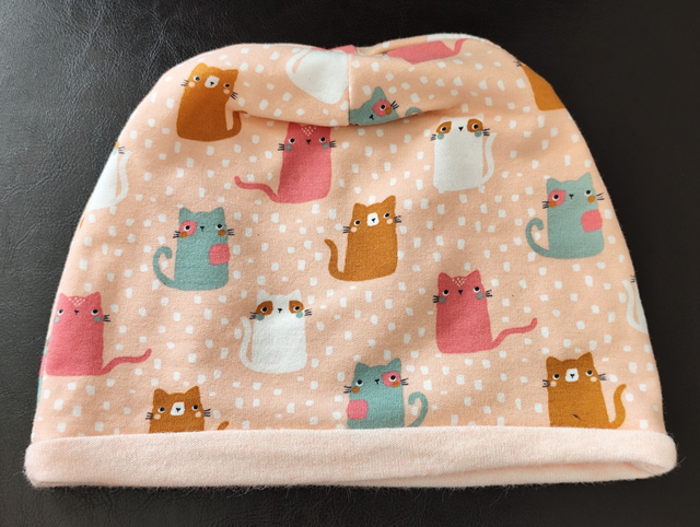 Bonnet réversible "Chats fond rose"