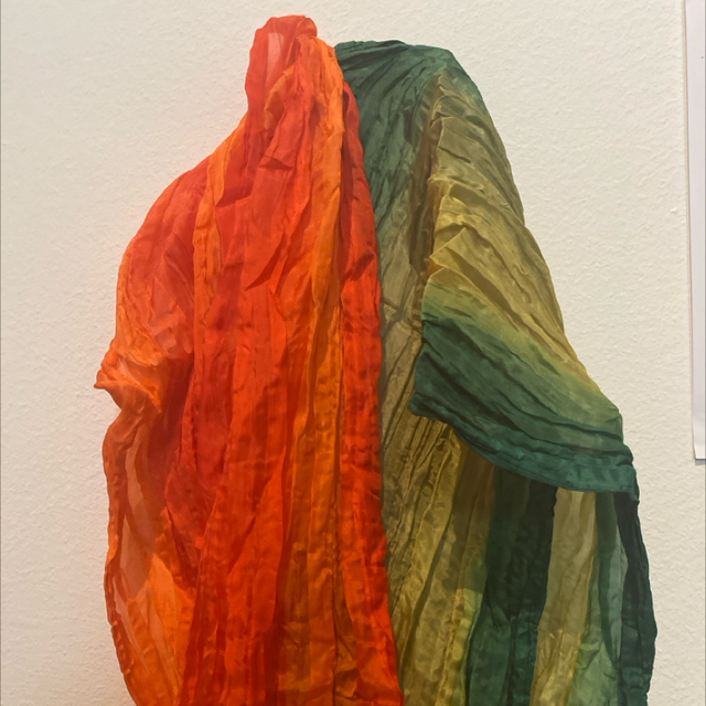 Einfacher Krinkel-Look Seidenschal mit Farbverlauf