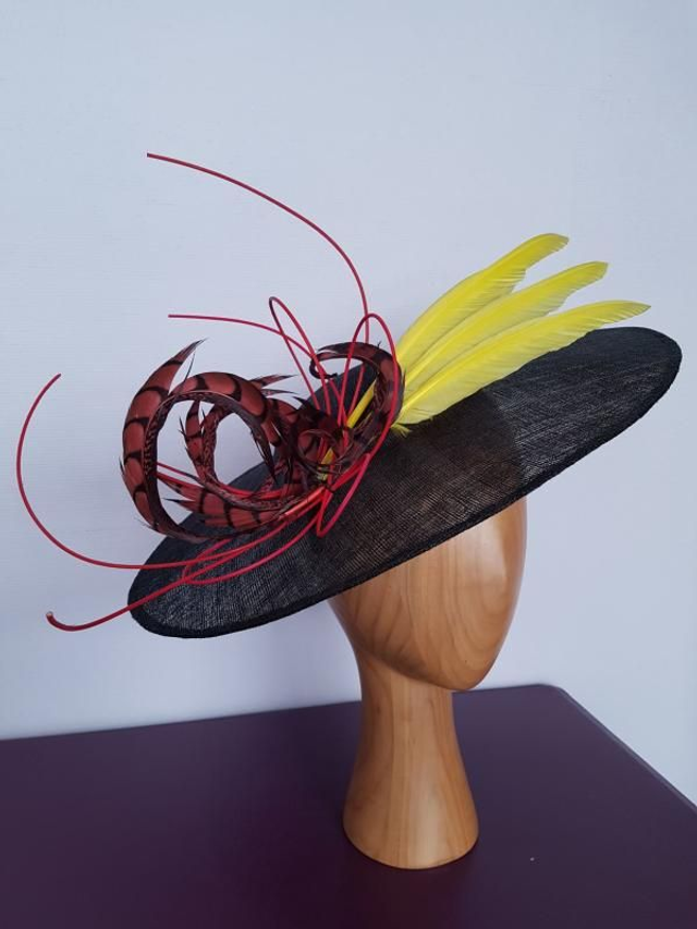 Modèle "Catherine" capeline en sisal noire, plumes de cygne jaune vif