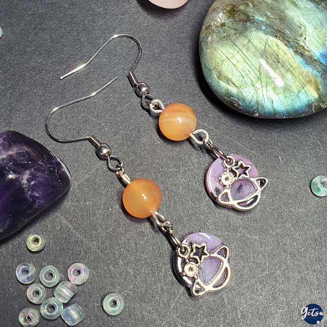 Boucles d&#039;oreilles en cornaline et petites planètes