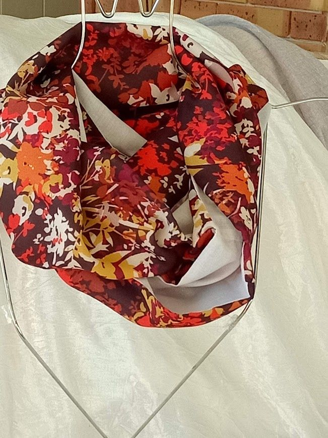 Snood d'été tissu fleuri sur fond marron voile de coton gris pâle