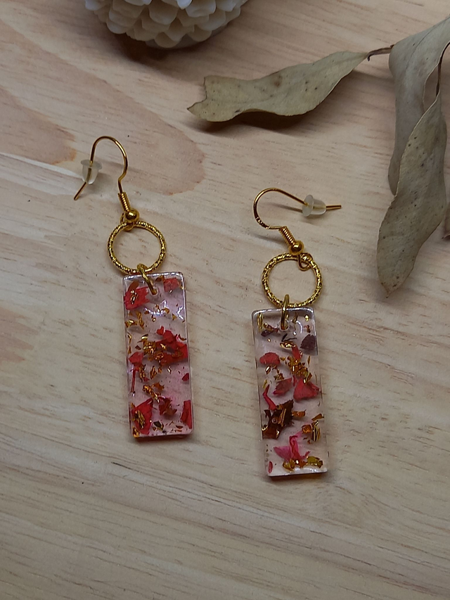 Boucles d&#039;oreilles Résine - rectangle résine paillettes/ herbes-fleurs sèches teinte rose - cercle métal