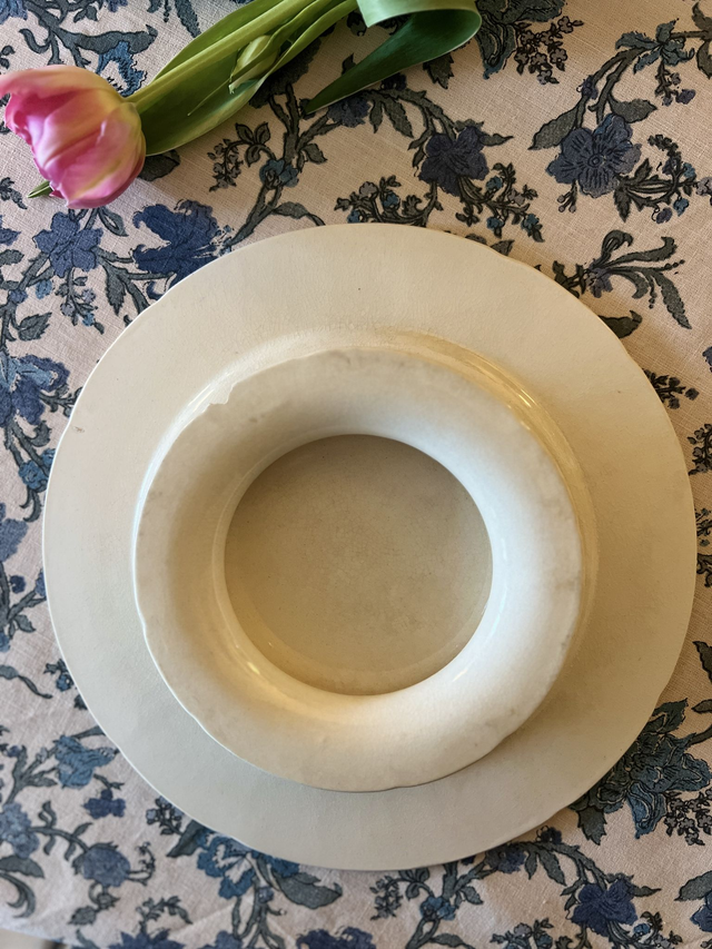 PLAT AUX OISEAUX 1 - Plat piédouche (ou présentoir) aux Oiseaux par la manufacture française de Gien - Terre de Fer