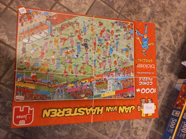 Puzzel Jan van Haasteren comic Puzzel Vrouwenvoetbal. 