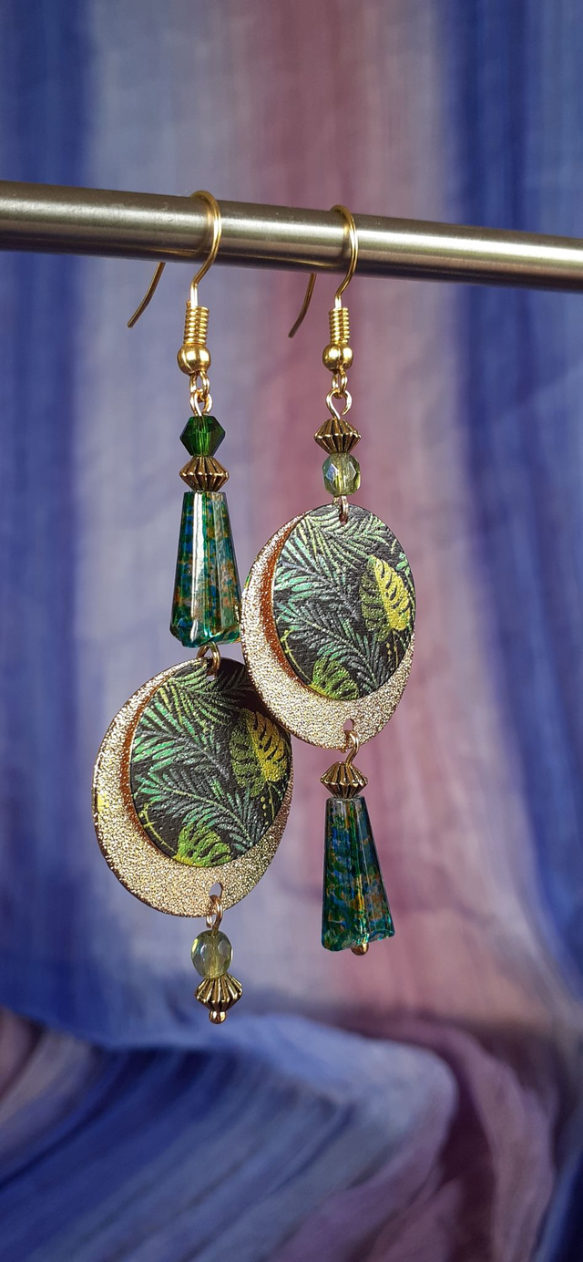 Ficus Boucles d'oreilles asymétriques, métal, et perles de verre, ton vert 