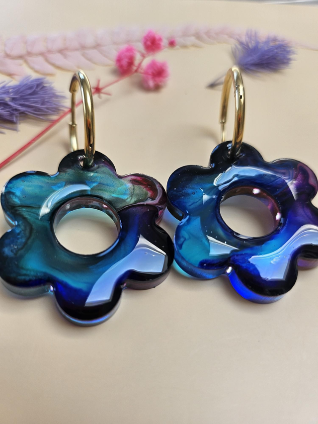 Boucles d&#039;oreilles en résine - Grandes fleurs bleues et violettes 
