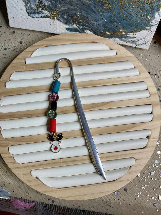 Handmade Christmas bookmarks. Colourful beaded book accessories.