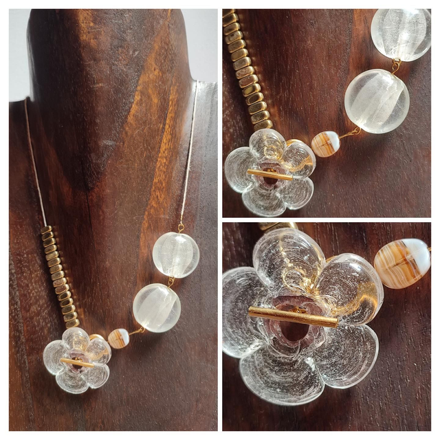 Collier ras du cou fleur en verre de Murano blanche transparente et perles en verre monté sur fil de lin réglable avec chaîne d&#039;extension en acier inoxydable doré, pièce unique 