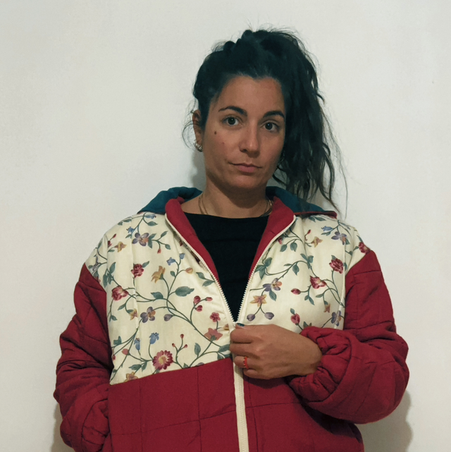 Manteau rouge à fleurs