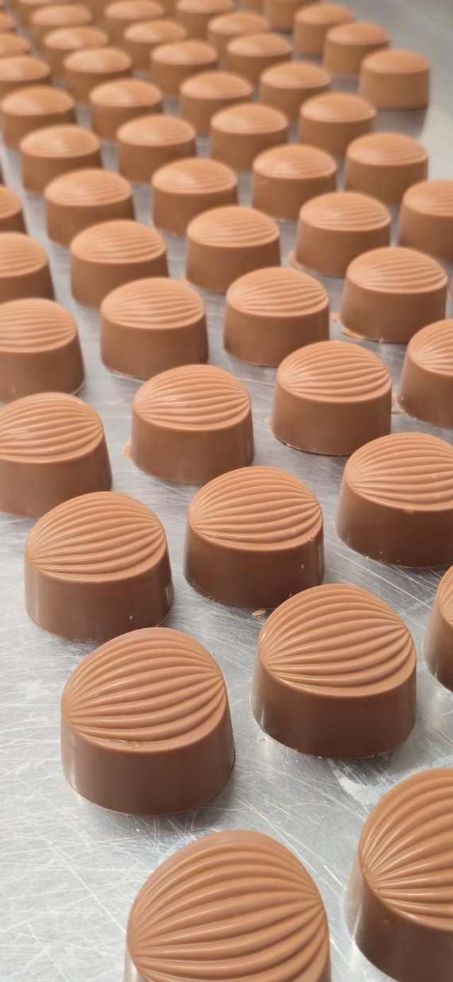 Milk chocolate bonbon with soft caramel and roasted almond 