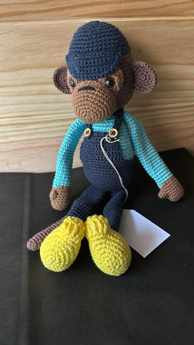 Singe avec une jolie salopette