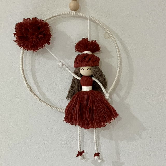 Fillette hiver rouge