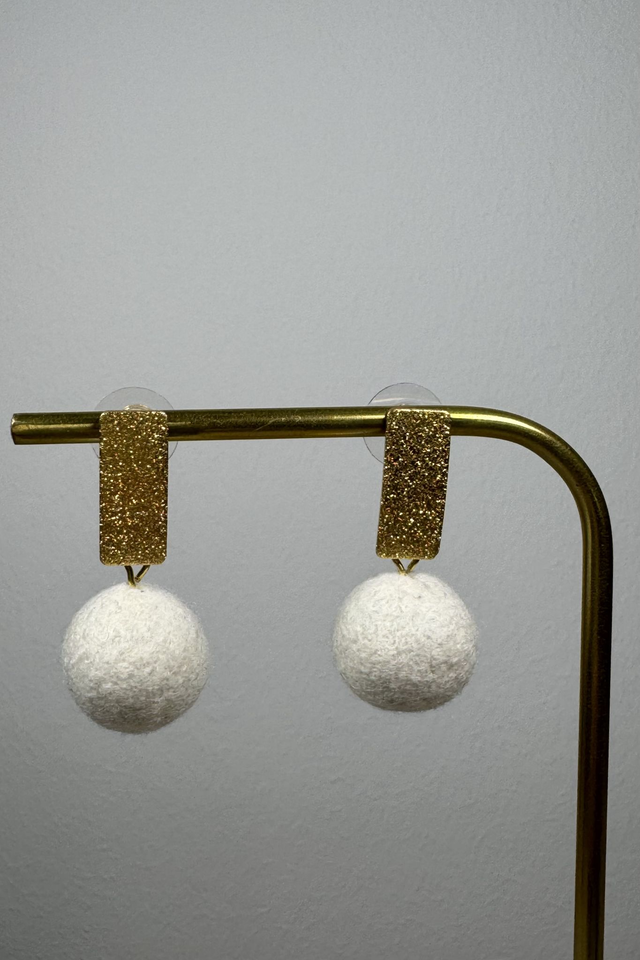Gold & Schnee - Handgefilzte Ohrringe mit goldfarbenen Edelstahlsteckern
