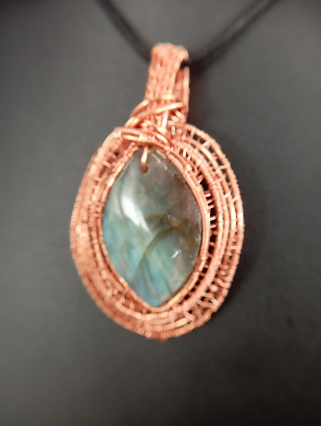 Cabochon de Labradorite enchâssé dans une couronne de cuivre