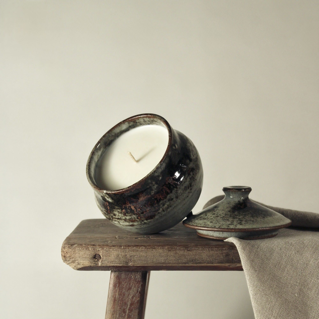 Pot tripode en grès du Loir