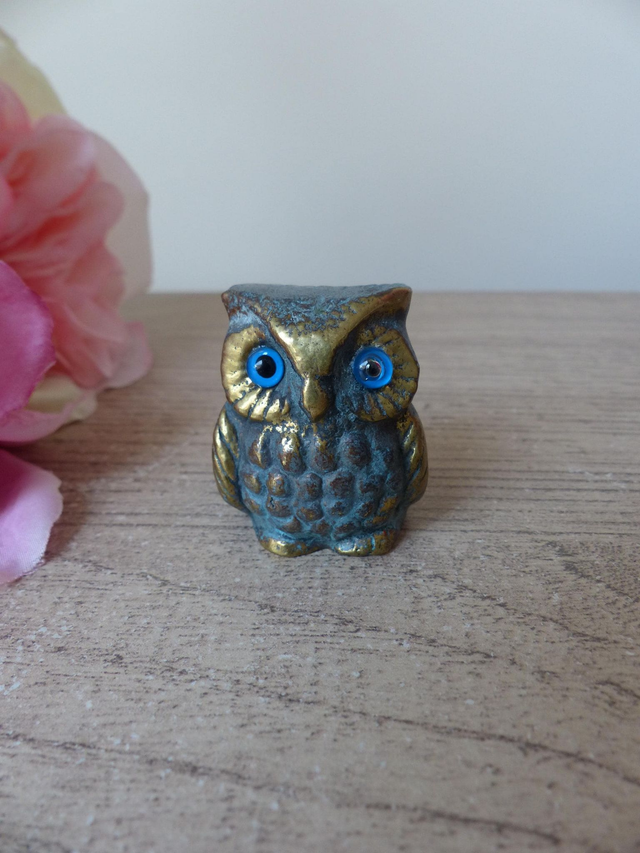 Figurine Miniature Chouette en Laiton aux Yeux Bleus – Sculpture Grecque Vintage et Porte-Bonheur
