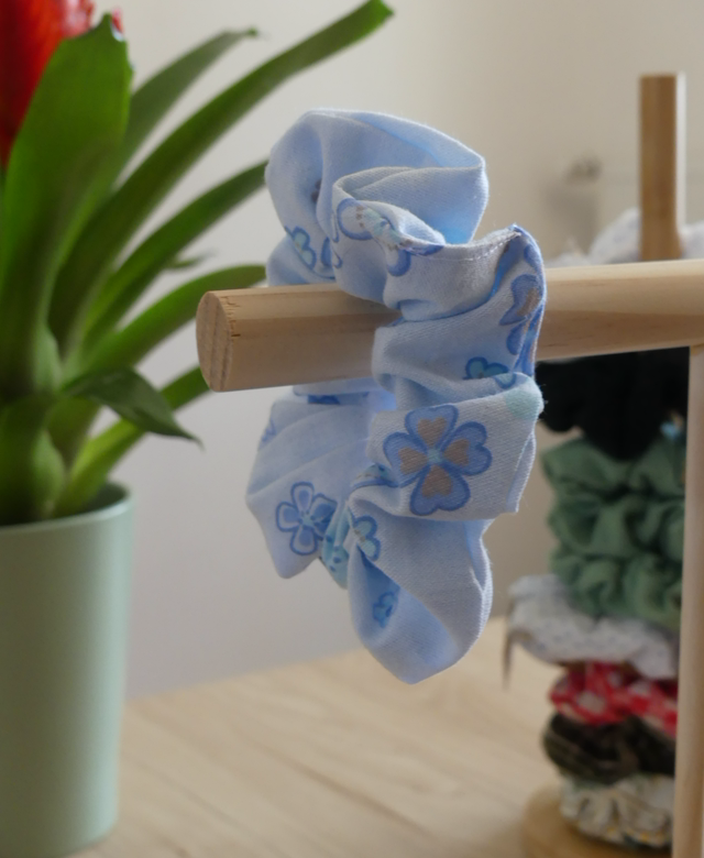 Chouchou Ève bleu à fleurs 