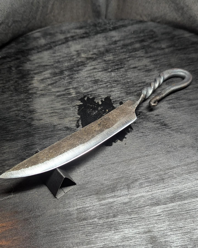 Couteau brut de forge en acier XC75.