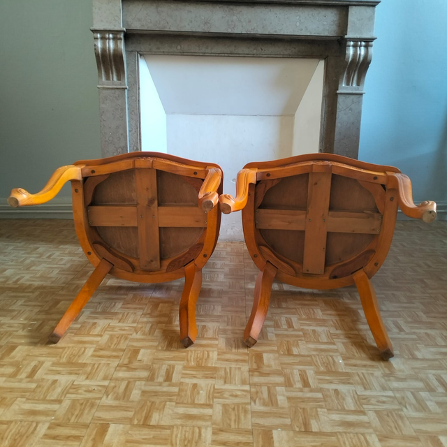Paire de Chaises Style Louis XV en bois sculpté avec dossier cannage.