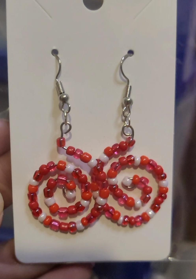 Boucles d'oreilles spirale perlée tons rouges