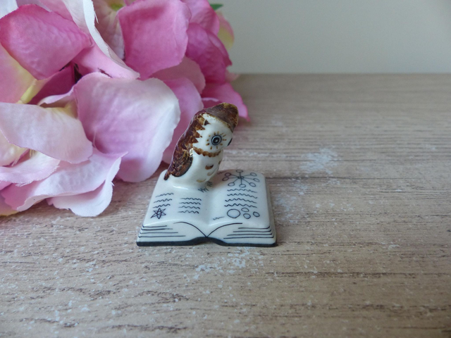 Miniature figurine porcelaine Hibou savant sur livre, Fève Hibou intelligent, connaissance, cadeau étudiant, professeur, rentrée des classes