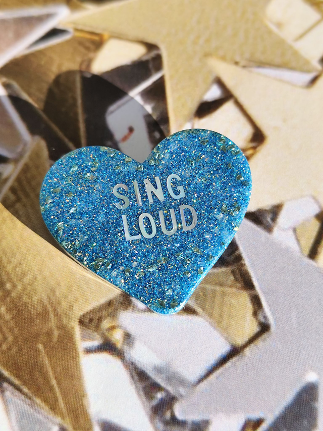 Broche cœur à paillettes - message : SING LOUD