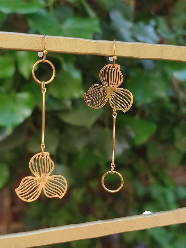 Boucles d'oreilles fleurs et cercles asymétriques en acier inoxydable doré -sans nickel- pièce unique 