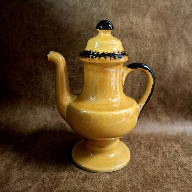 Geglazuurde vintage keramische theepot in warme oker