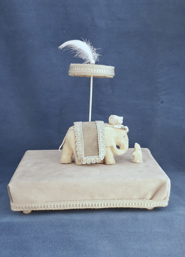 L'éléphant amoureux d'un lapin - grande boîte à musique animée