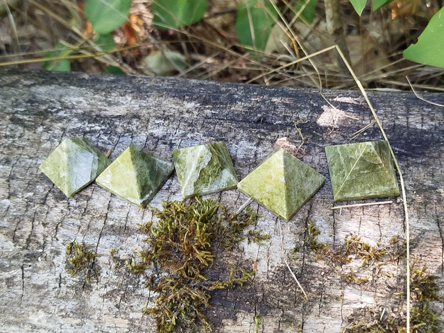 Pyramide Vesuvianite ( idocrase) 