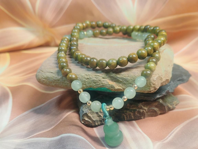 Collier bois de santal vert et aventurine, gourde