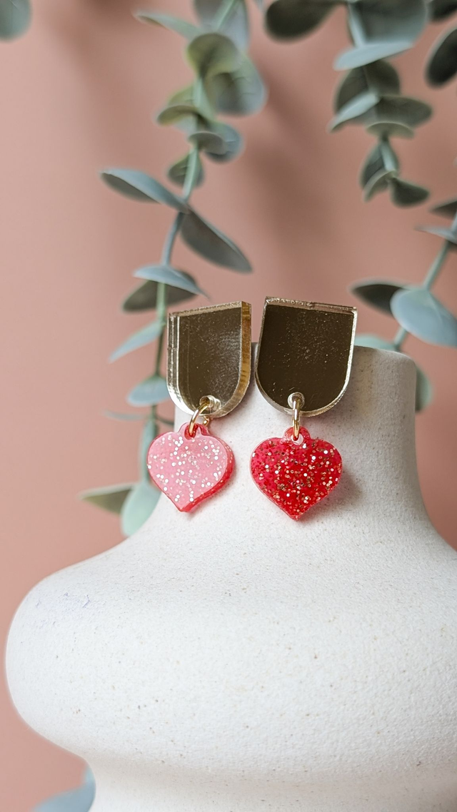 Boucles d'oreilles en plexi doré effet miroir et en résine rouge pailletées