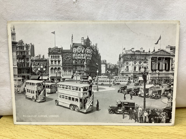 Piccadilly Circus, London - Silveresque Valentine &amp; Sons Vintage Postcard - Our Ref No. A73 £2.25