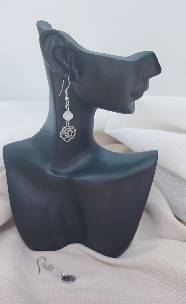 Boucles d&#039;oreilles crochet en acier inoxydable ornées d&#039;une pierre naturelle quartz rose et d&#039;un pendentif &quot;rose&quot; en acier.