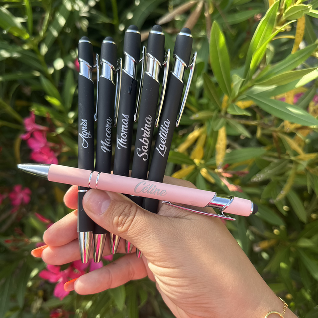 Stylo personnalisé gravé – idée cadeau original (noir ou rose)
