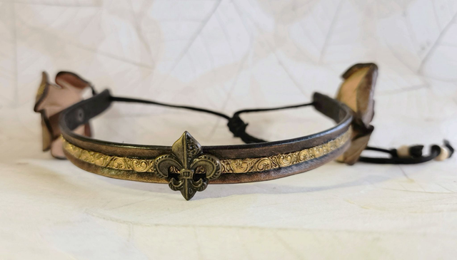 Tiare médiévale en cuir avec fleur de lys