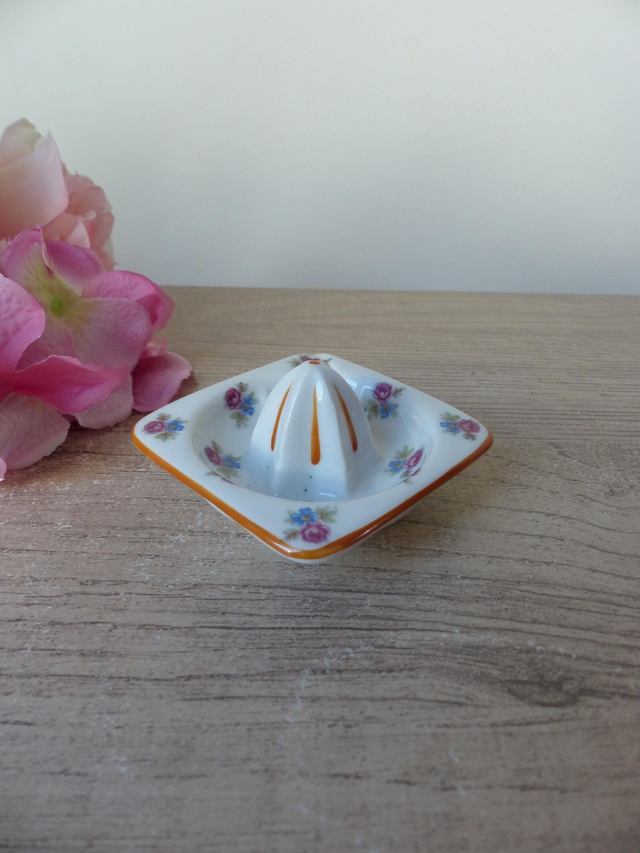 Ancien petit presse agrumes en porcelaine de Limoges France, presse citron avec fleurs bleues et roses, décoration table apéro dinatoire