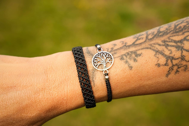 Bracelet en micro-macramé noir avec pendentif Arbre de Vie argenté