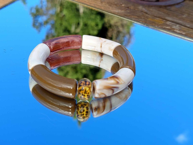 Bracelet perles tubes incurvées acrylique Jaya Bhoora