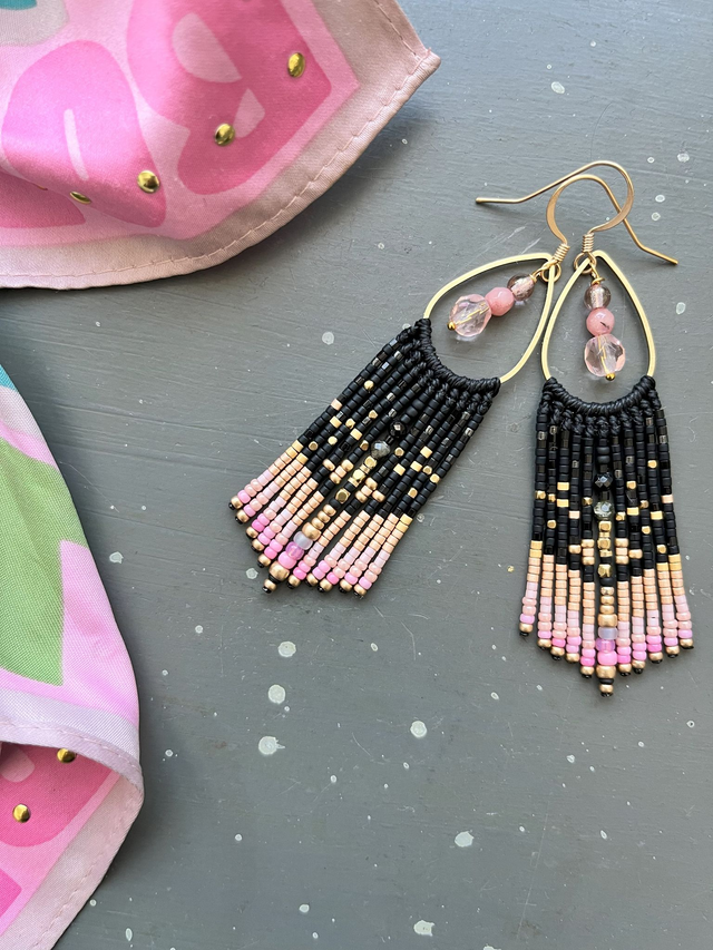 Grandes boucles d&#039;oreille en macramé et perles à franges noires et roses