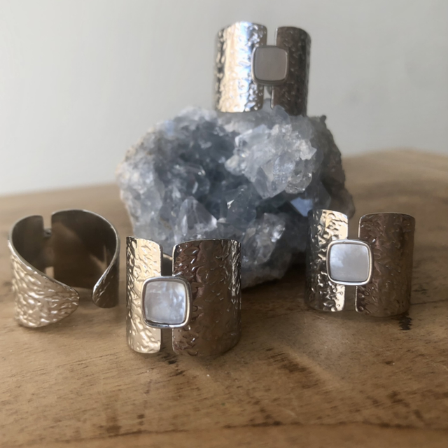 Bague en nacre argentée 