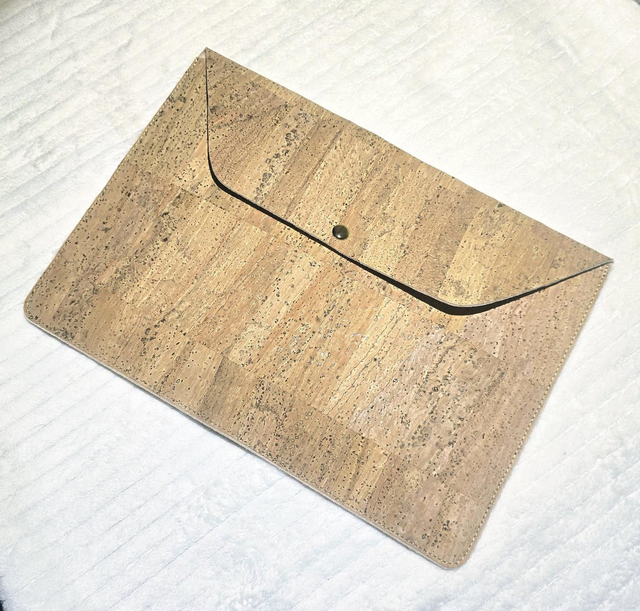 Housse de tablette/ordinateur en liège naturel, intérieur en velours beige 33x23cm
