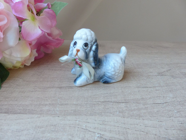 Figurine chien chiot caniche romantique en céramique bleu avec ruban, Cadeau collection mignon petit chien joueur espiègle vintage Taïwan