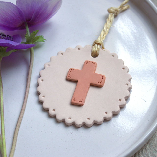 Médaillon croix rose