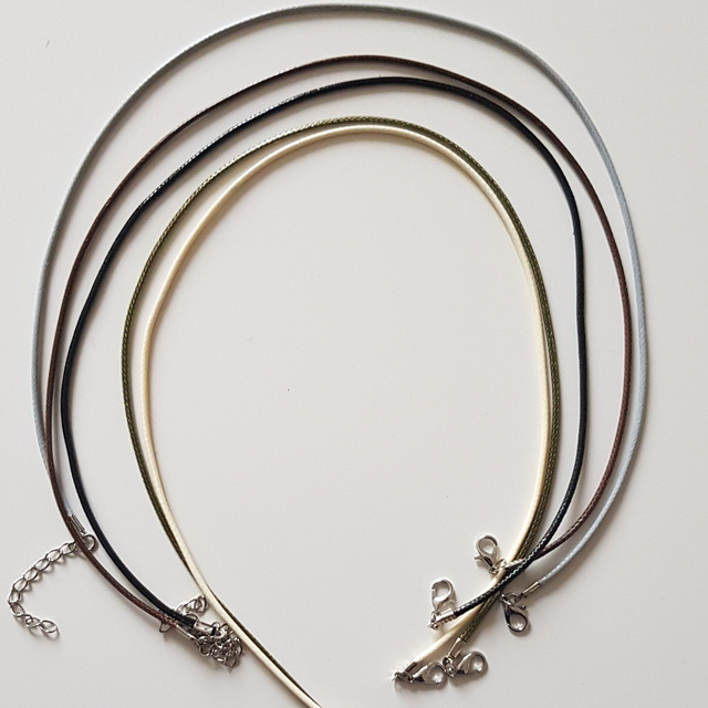 Colliers en cordon colorés 